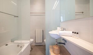 Badewanne, Haartrockner, Handtücher