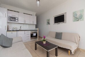 Flat-screen TV, stereo