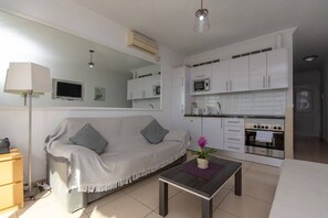 Flat-screen TV, stereo