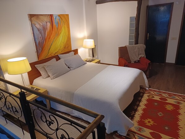 Iron/ironing board, WiFi, bed sheets