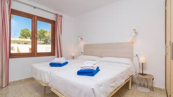 3 slaapkamers, een strijkplank/strijkijzer, gratis wifi, beddengoed