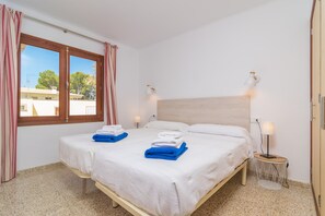 3 slaapkamers, een strijkplank/strijkijzer, gratis wifi, beddengoed