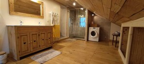 Dusche, Haartrockner, Handtücher