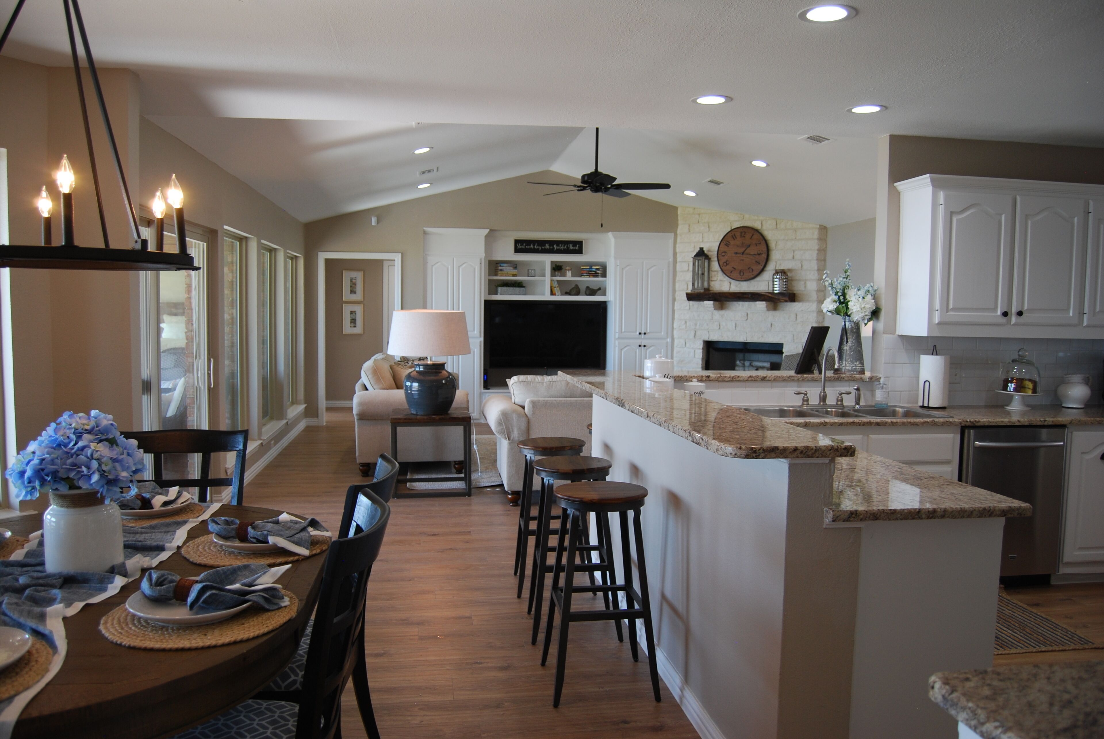 LAKEFRONT / NEWLY REMODELED / EXPANSIVE LAWN / FIRE PIT / KAYAKS