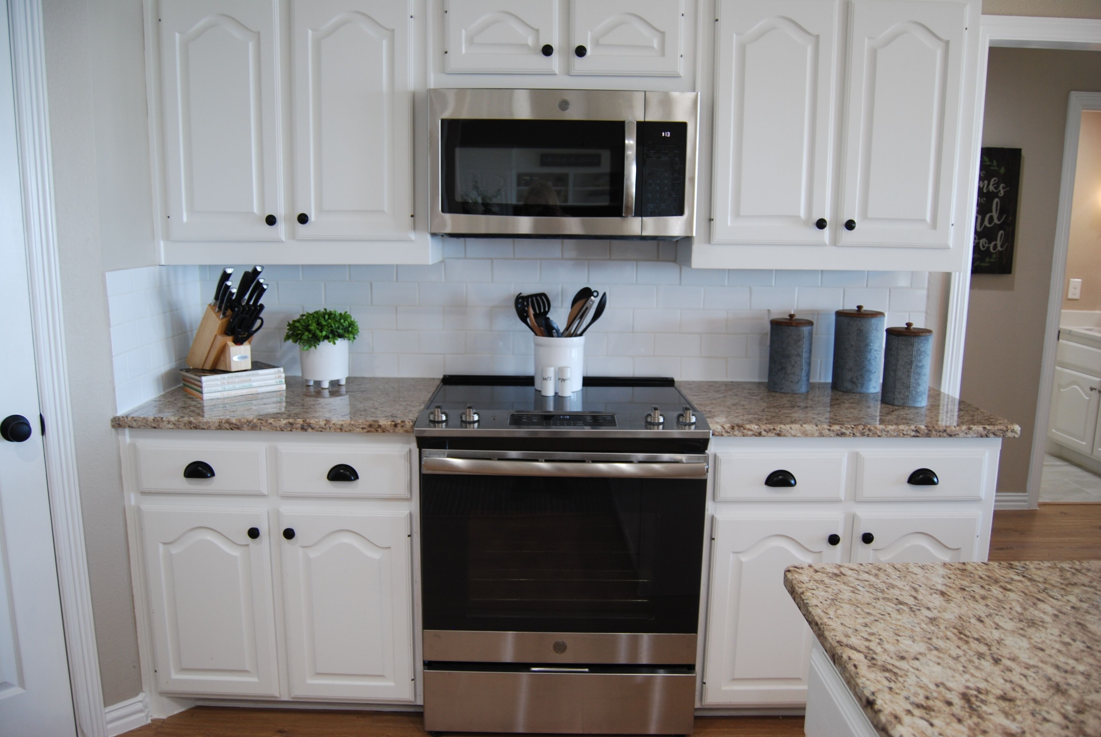 LAKEFRONT / NEWLY REMODELED / EXPANSIVE LAWN / FIRE PIT / KAYAKS