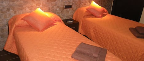 Minibar, escritorio, wifi gratis y ropa de cama