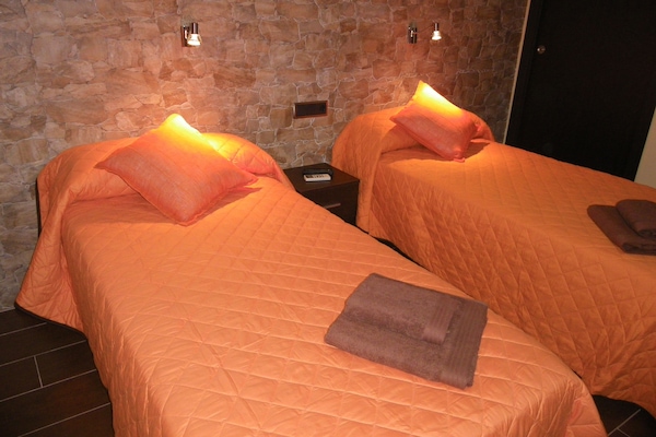Basic Double Room, 2 Single Beds
