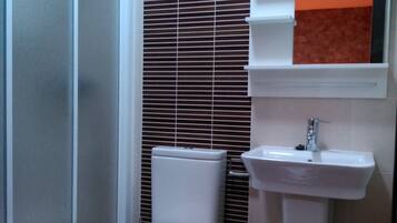 Eenvoudige tweepersoonskamer, 2 eenpersoonsbedden | Badkamer | Een douche, gratis toiletartikelen, handdoeken