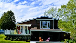 A two-story house with a covered porch and a fenced yard. - Bay of Fundy ,Cobequid Bay, Steps to  the beach in  the Cliffs of Fundy Geopark (Economy)