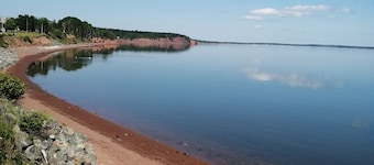 Herbstfarben und der Strand in Cliffs of Fundy Geopark