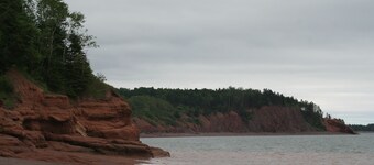 Colores de otoño y la playa en Cliffs of Fundy Geopark