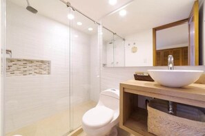 Dusche, kostenlose Toilettenartikel, Haartrockner, Seife