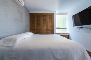Room - Alcazar de Oviedo by Nomad Guru (Medellín)