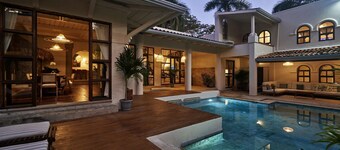 Villa Oceana ~ Beachfront ~ 4 Schlafzimmer / 4. 5 Bäder ~ Einzigartiger Pool & Whirlpool ~ Luxus