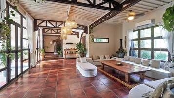 Fernseher, DVD-Player, Bücher, Musikbibliothek