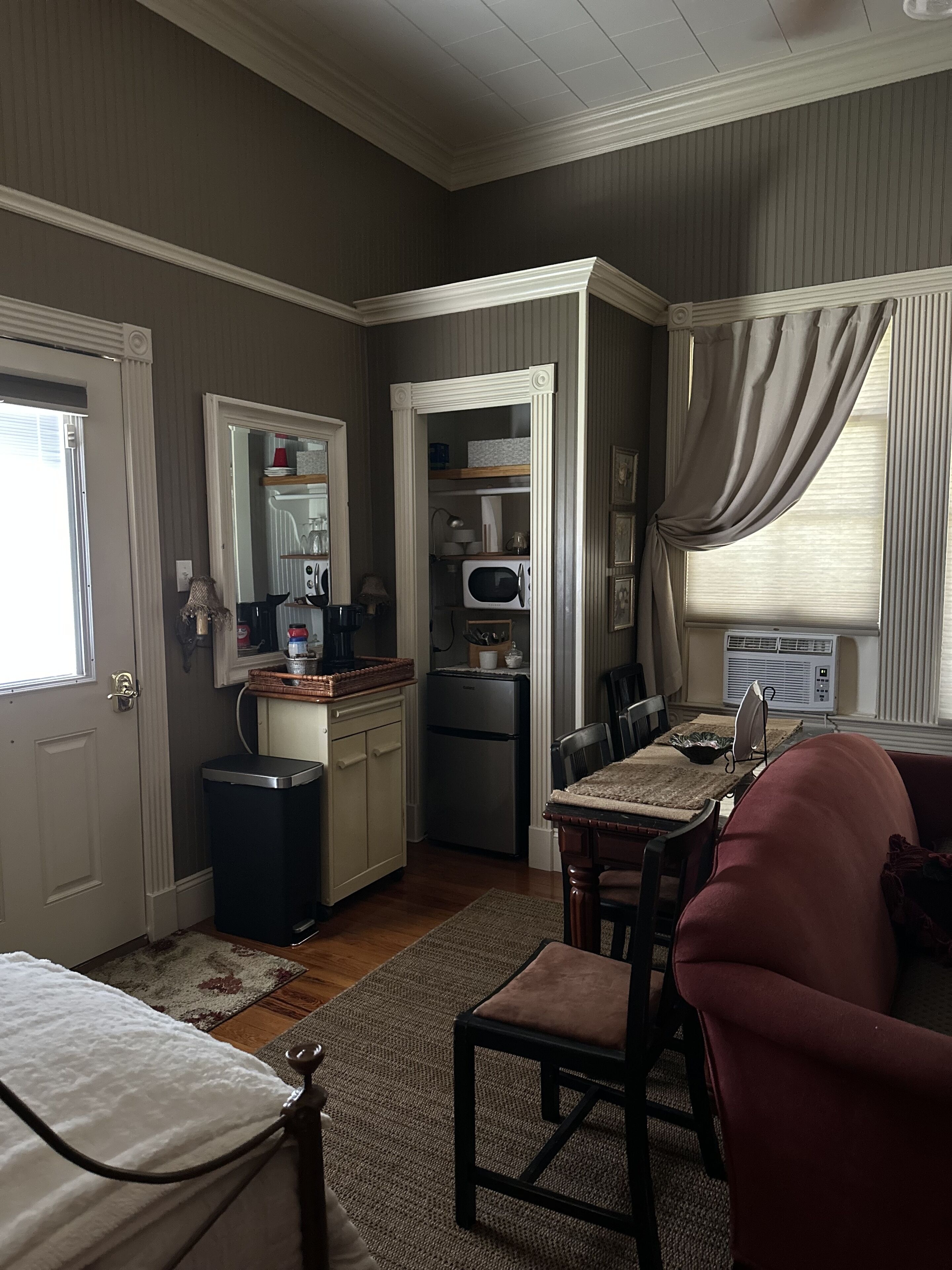 Whole house, sep. apt., 2 bedrooms, dining room, 1 bath ,porch and patio access.