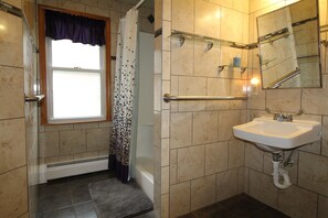 Combined shower/tub, hair dryer, towels, soap - Cooperstown Baseball Rentals - Lakeview Pines (Maryland)