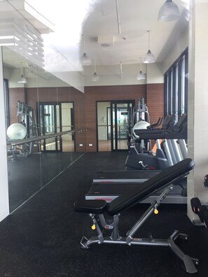 Fitness facility - STUDIO near MALLS and MRT STATION w/ WiFi and NETFLIX (Quezon City)