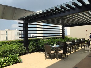 Outdoor dining - STUDIO near MALLS and MRT STATION w/ WiFi and NETFLIX (Quezon City)