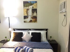 1 bedroom, iron/ironing board, WiFi, bed sheets - STUDIO near MALLS and MRT STATION w/ WiFi and NETFLIX (Quezon City)