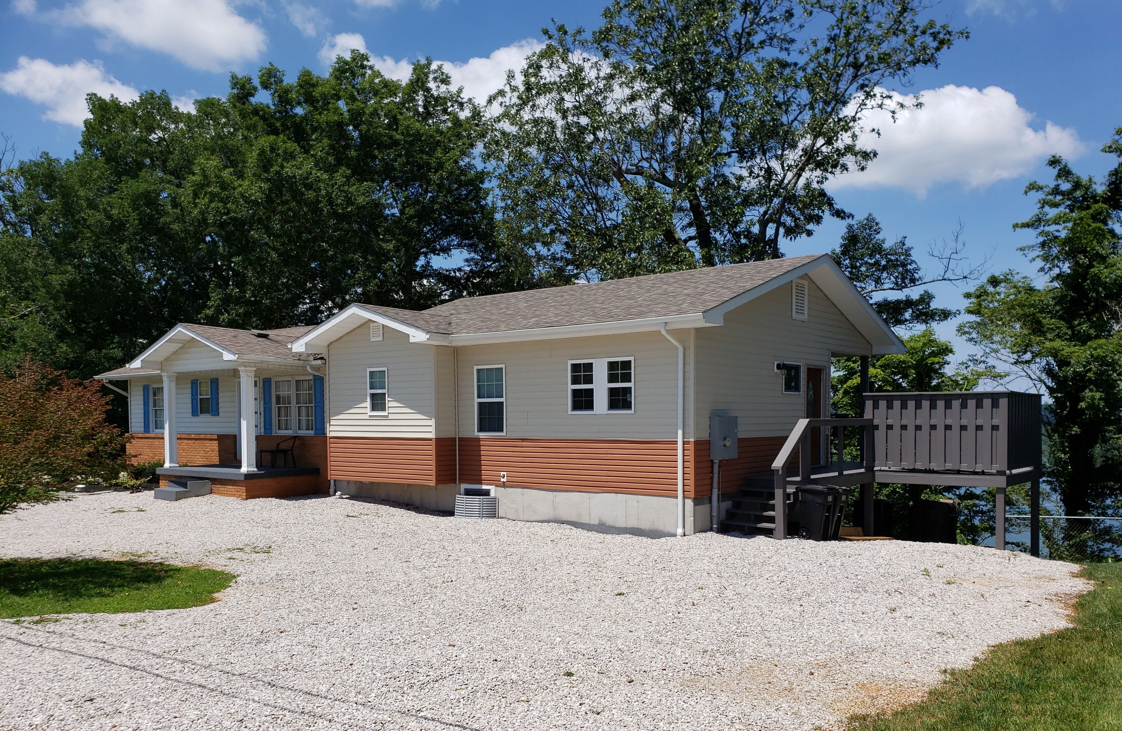 Lake View /4 Bedroom Townhome Sleeps 8/Near Lee's Ford Marina / New Construction