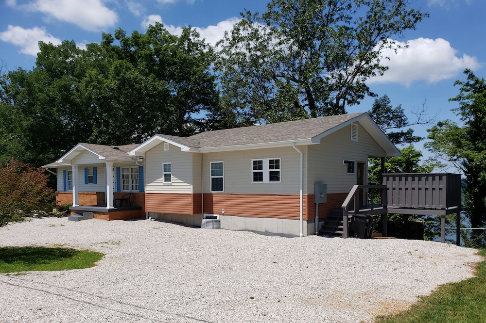 Lake View /4 Bedroom Townhome Sleeps 8/Near Lee's Ford Marina / New Construction