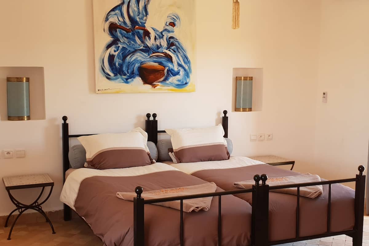 Familie bungalow, meerdere bedden, uitzicht op zwembad | 1 slaapkamer, een minibar, een kluis op de kamer