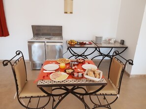 Daily buffet breakfast for a fee - Les Orangers De L'Ourika (Ghmate)