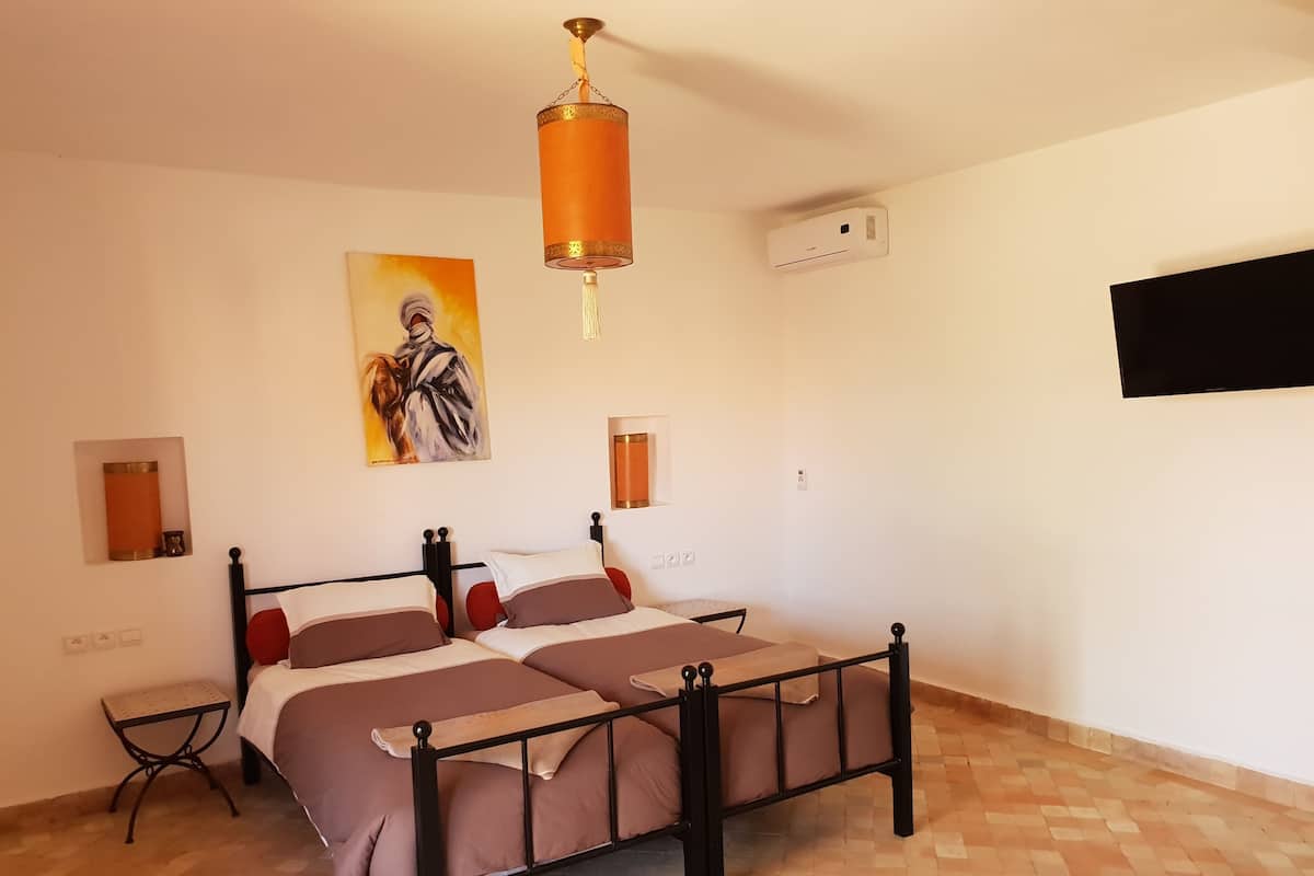 Klassieke bungalow, 3 eenpersoonsbedden, toegankelijk voor mindervaliden, uitzicht op zwembad | 1 slaapkamer, een minibar, een kluis op de kamer