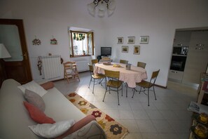 TV, DVD player, livros