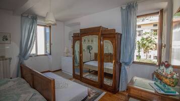 2 bedrooms, iron/ironing board, travel cot, free WiFi