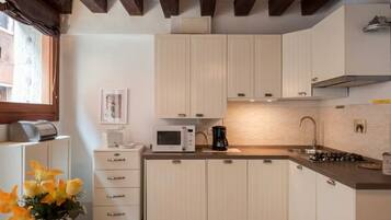 Fridge, microwave, stovetop, dishwasher