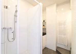Een douche, een haardroger, handdoeken