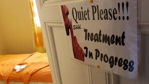 Sinal com mensagem sobre ambiente tranquilo e tratamento em andamento.