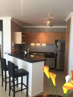 Refrigerador, microondas, horno y parrilla de estufa