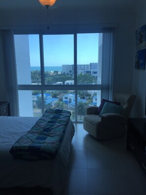 2 habitaciones, tabla de planchar con plancha, internet y ropa de cama