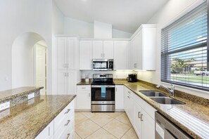 冰箱、微波炉、烤箱、炉灶