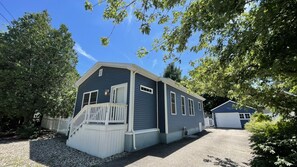 Exterior - 2-3 nt min New Buffalo home prime Location Hot tub Firepit Walk to All (New Buffalo)