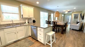 Interior - 2-3 nt min New Buffalo home prime Location Hot tub Firepit Walk to All (New Buffalo)