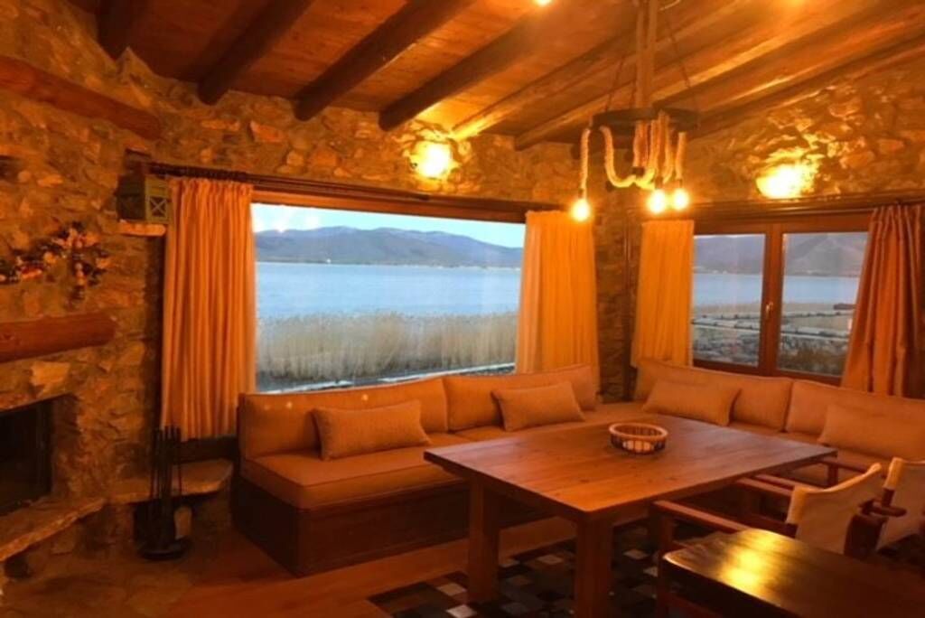 Το Πέτρινο Σπιτάκι δίπλα στη Λίμνη / Μοναδική πέτρινη εξοχική κατοικία στη λίμνη