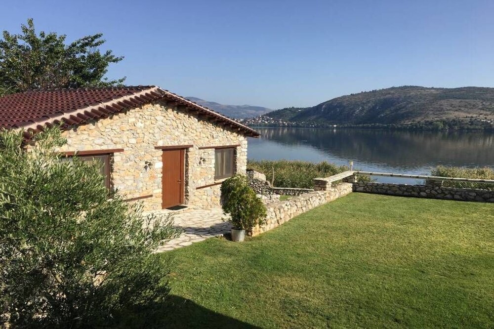Το Πέτρινο Σπιτάκι δίπλα στη Λίμνη / Μοναδική πέτρινη εξοχική κατοικία στη λίμνη