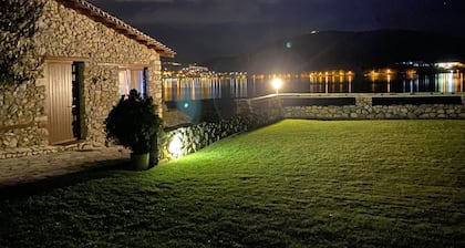 The Little Stone House by the Lake / Το Πέτρινο Σπιτάκι δίπλα στη Λίμνη