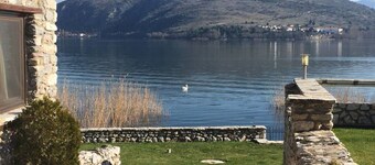 The Little Stone House by the Lake / Το Πέτρινο Σπιτάκι δίπλα στη Λίμνη