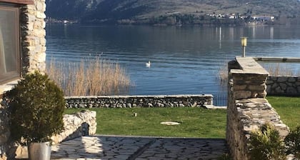 Zum Angebot des Unique Stone Cottage Right on The Lake