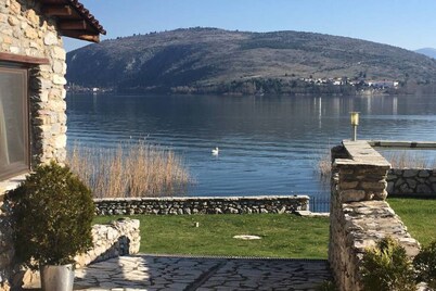 The Little Stone House by the Lake / Το Πέτρινο Σπιτάκι δίπλα στη Λίμνη