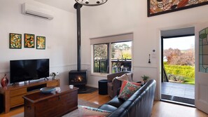 Een televisie en een open haard