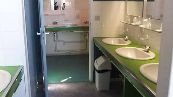 Quarto triplo (Les Chevreuils) | Banheiro | Chuveiro, produtos de toalete grátis, toalhas de banho