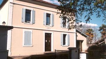 Vista frontal de la propiedad