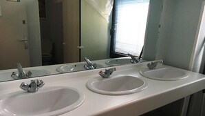 A bathroom with three sinks, each with a mirror above. - Le Presbytère (Hontanx)