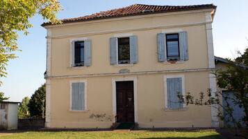 Vista frontal de la propiedad